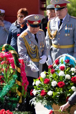 Petropavlovsk, Kazakistan - 9 Mayıs 2016: 9 Mayıs 2016 Petropavlovsk, Kazakistan'daki zafer günü. Ölü savaş anısına. Üyeler mutlu.