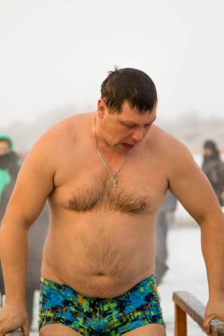 Petropavlovsk, Kazakistan - 19 Ocak 2018: vaftiz. Kışın buz delik insanlar yüzmek.