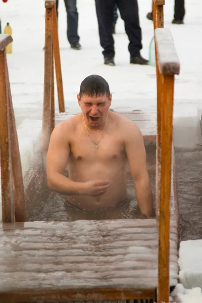 Petropavlovsk, Kazakistan - 19 Ocak 2018: vaftiz. Kışın buz delik insanlar yüzmek.
