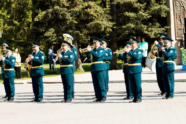 Petropavlovsk 7 Mayıs 2016: Resmi tatil. Defender'ı vatan günün Kazakistan'da 7 Mayıs kutladı. Asker ve askeri. Toplu kutlamalar insanlar.