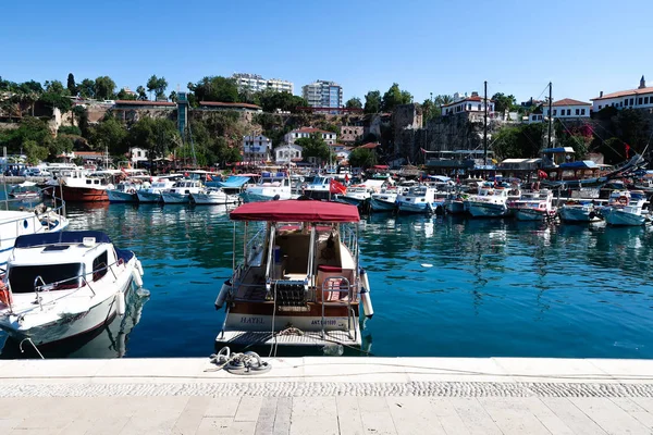 Antalya, Türkiye - 21 Haziran 2017: Bir tatil beldesi Antalya eski liman tekneler vardır.