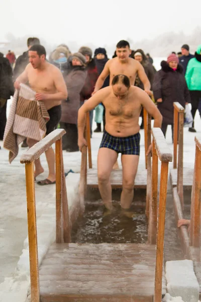 Petropavlovsk, Kazakistan - 19 Ocak 2018: vaftiz. Kışın buz delik insanlar yüzmek.