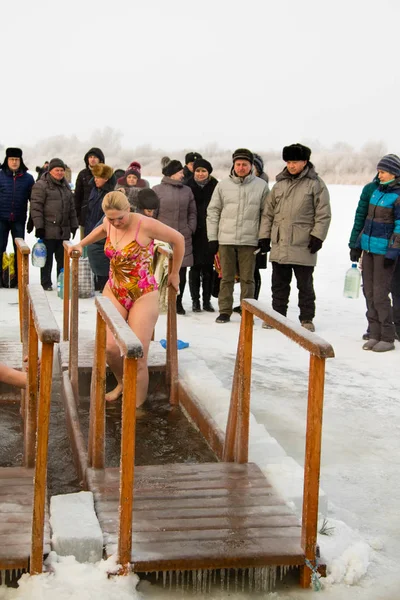 Petropavlovsk, Kazakistan - 19 Ocak 2018: vaftiz. Kışın buz delik insanlar yüzmek.