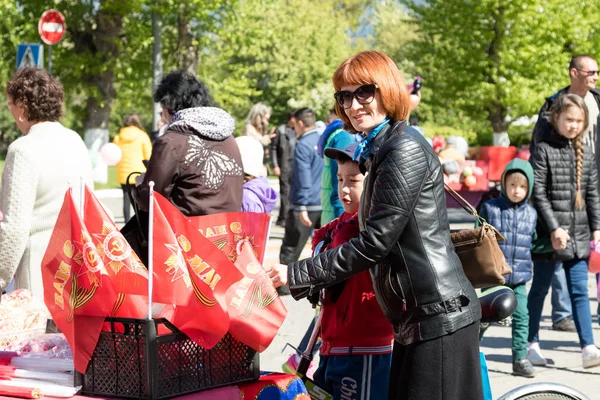 Petropavlovsk, Kazakistan - 9 Mayıs 2016: 9 Mayıs 2016 Petropavlovsk, Kazakistan'daki zafer günü. Ölü savaş anısına. Üyeler mutlu.