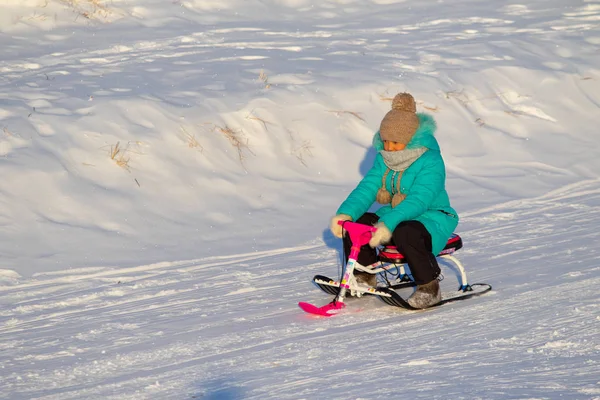 Петропавловский Казахстан Декабря 2018 Года Дети Родители Катаются Лыжах Зимой — стоковое фото