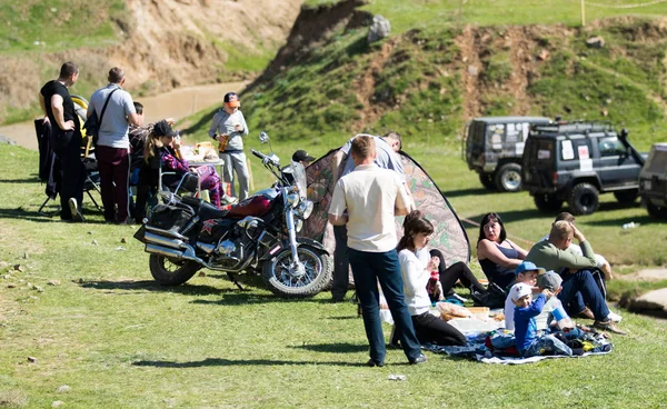 Kazakistan, Çimkent - 9 Nisan 2017. Erkekler kadınlar kadınlar çocuk dağlar bahar. Jöle manzara manzara.