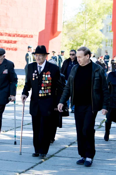 Petropavlovsk, Kazakistan - 9 Mayıs 2016: 9 Mayıs 2016 Petropavlovsk, Kazakistan'daki zafer günü. Ölü savaş anısına. Üyeler mutlu.