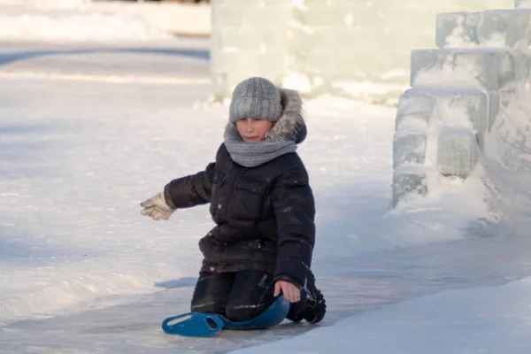 ペトロパブロフスク カザフスタン 2019 子供たちは氷のような丘の上に乗る 大人と子供が一緒に公園でのんびり — ストック写真