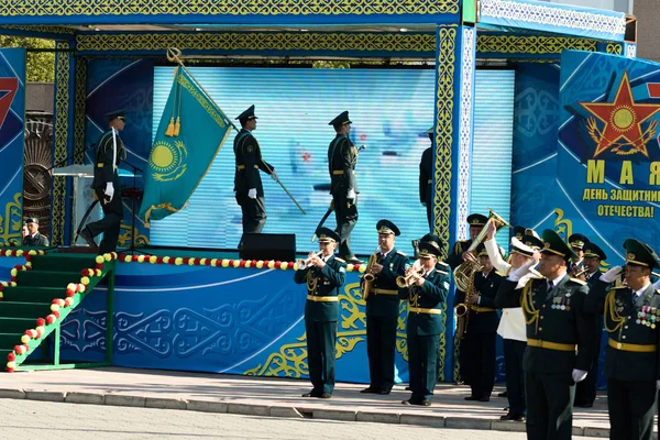Petropavlovsk 7 Mayıs 2016: Resmi tatil. Defender'ı vatan günün Kazakistan'da 7 Mayıs kutladı. Asker ve askeri. Toplu kutlamalar insanlar.