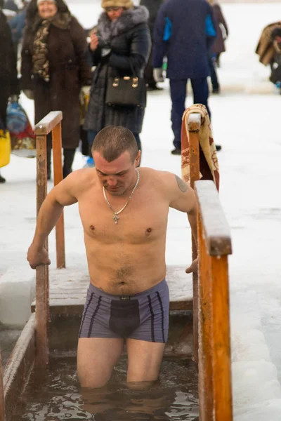 Petropavlovsk, Kazakistan - 19 Ocak 2018: vaftiz. Kışın buz delik insanlar yüzmek.