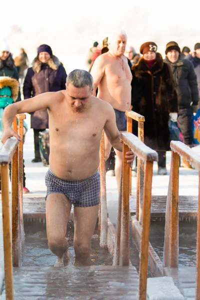 Petropavlovsk, Kazakistan - 19 Ocak 2018: vaftiz. Kışın buz delik insanlar yüzmek.