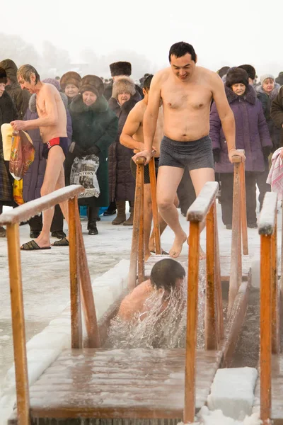 Petropavlovsk, Kazakistan - 19 Ocak 2018: vaftiz. Kışın buz delik insanlar yüzmek.