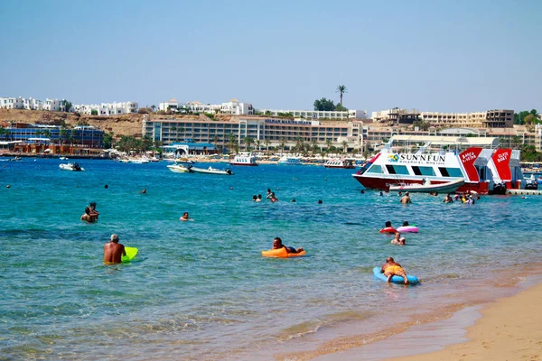 Mısır, Sharm El Sheikh -20 Temmuz 2018: plaj tatil, Bay Na'ama Bai, kumlu plaj denizin insanlar ölüyor. Red Sea'deki/daki Sina Yarımadası.