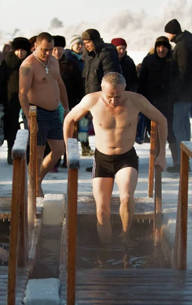 Petropavlovsk, Kazakistan - 19 Ocak 2018: vaftiz. Kışın buz delik insanlar yüzmek.