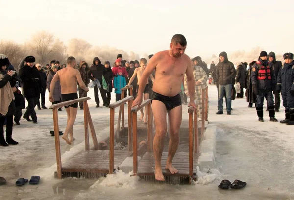 Petropavlovsk, Kazakistan - 19 Ocak 2018: vaftiz. Kışın buz delik insanlar yüzmek.