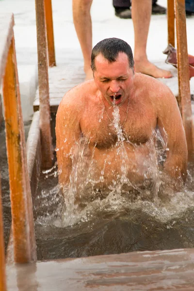 Petropavlovsk, Kazakistan - 19 Ocak 2018: vaftiz. Kışın buz delik insanlar yüzmek.