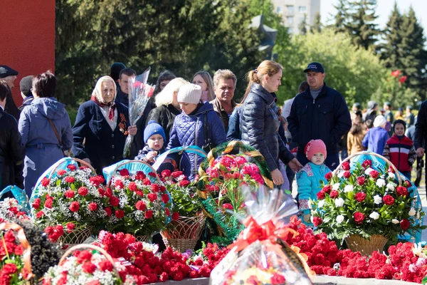 Petropavlovsk, Kazakistan - 9 Mayıs 2016: 9 Mayıs 2016 Petropavlovsk, Kazakistan'daki zafer günü. Ölü savaş anısına. Üyeler mutlu.