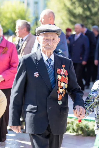 Petropavlovsk, Kazakistan - 9 Mayıs 2016: 9 Mayıs 2016 Petropavlovsk, Kazakistan'daki zafer günü. Ölü savaş anısına. Üyeler mutlu.