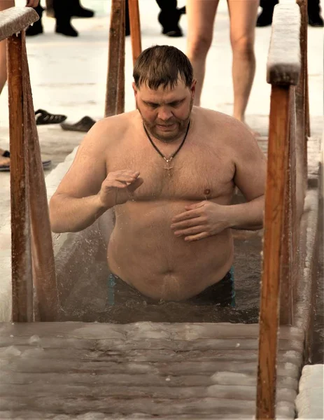 Petropavlovsk, Kazakistan - 19 Ocak 2018: vaftiz. Kışın buz delik insanlar yüzmek.