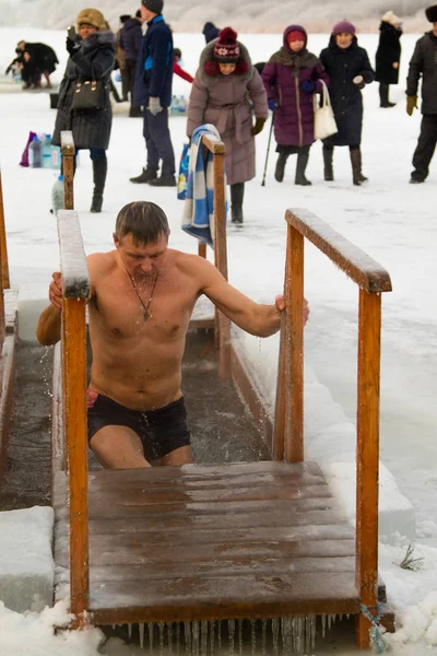 Petropavlovsk, Kazakistan - 19 Ocak 2018: vaftiz. Kışın buz delik insanlar yüzmek.