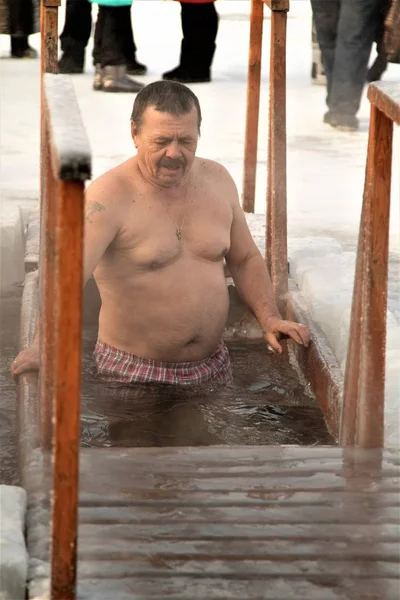 Petropavlovsk Kazakhstan Janeiro 2018 Batismo Pessoas Nadam Buraco Gelo Inverno — Fotografia de Stock