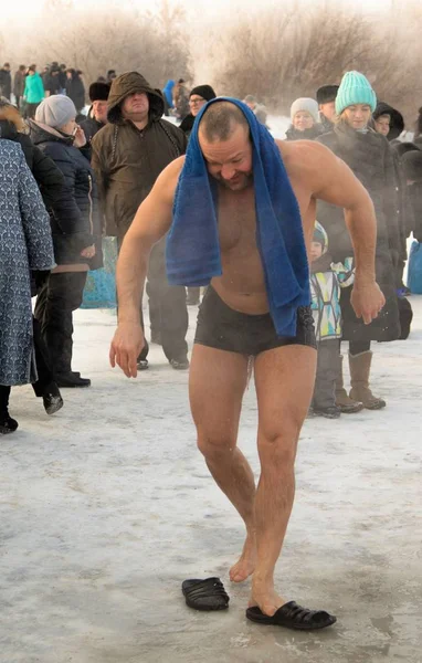 Petropavlovsk, Kazakistan - 19 Ocak 2018: vaftiz. Kışın buz delik insanlar yüzmek.