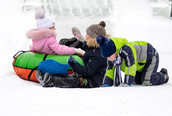 Petropavlovsk, Kazakistan - 13 Ocak 2019: Çocuk buzlu bir tepede binmek. Yetişkinler ve çocuklar parkta birlikte sakin ol.