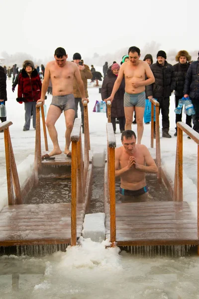 Petropavlovsk, Kazakistan - 19 Ocak 2018: vaftiz. Kışın buz delik insanlar yüzmek.