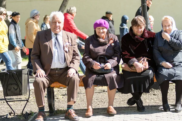 Petropavlovsk, Kazakistan - 9 Mayıs 2016: 9 Mayıs 2016 Petropavlovsk, Kazakistan'daki zafer günü. Ölü savaş anısına. Üyeler mutlu.