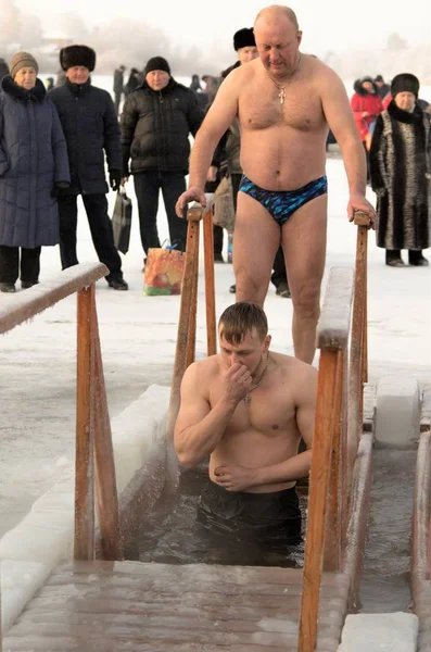 Petropavlovsk, Kazakistan - 19 Ocak 2018: vaftiz. Kışın buz delik insanlar yüzmek.