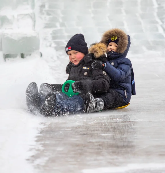 ペトロパブロフスク カザフスタン 2019 子供たちは氷のような丘の上に乗る 大人と子供が一緒に公園でのんびり — ストック写真