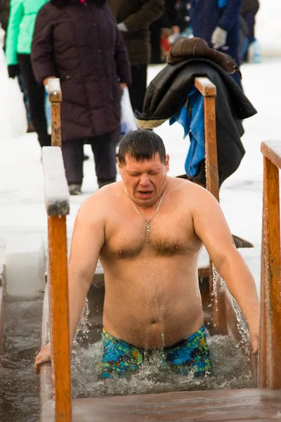 Petropavlovsk, Kazakistan - 19 Ocak 2018: vaftiz. Kışın buz delik insanlar yüzmek.