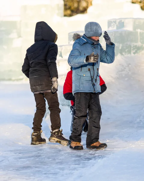 Petropavlovsk, Kazakistan - 9 Ocak 2019: Çocuk buzlu bir tepede binmek. Yetişkinler ve çocuklar parkta birlikte sakin ol.