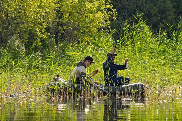 Petropavlovsk Kazakstan Juli 2018 Fiskare Personer Gummibåtar Sjön Fisk Sjön — Stockfoto