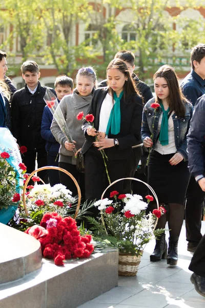 Petropavlovsk 7 Mayıs 2016: Resmi tatil. Defender'ı vatan günün Kazakistan'da 7 Mayıs kutladı. Asker ve askeri. Toplu kutlamalar insanlar.