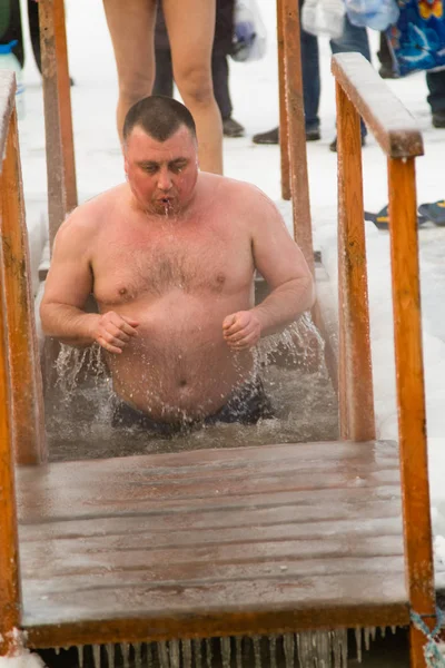 Petropavlovsk, Kazakistan - 19 Ocak 2018: vaftiz. Kışın buz delik insanlar yüzmek.