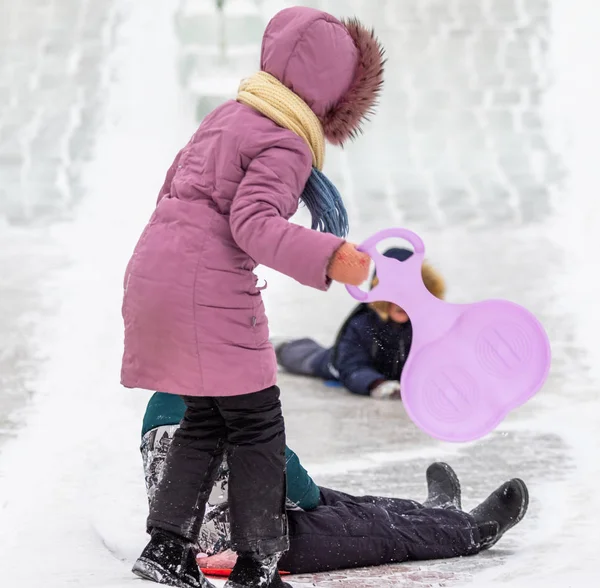 Petropavlovsk, Kazakistan - 13 Ocak 2019: Çocuk buzlu bir tepede binmek. Yetişkinler ve çocuklar parkta birlikte sakin ol.