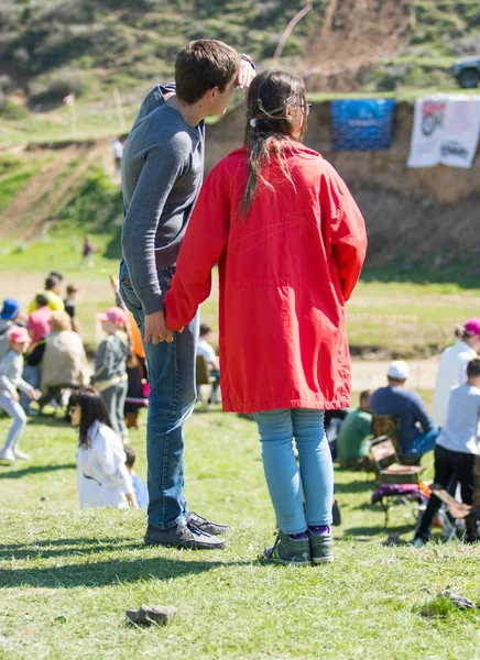 Kazakistan, Çimkent - 9 Nisan 2017. Erkekler kadınlar kadınlar çocuk dağlar bahar. Jöle manzara manzara.