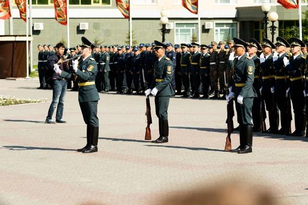 Petropavlovsk 7 Mayıs 2016: Resmi tatil. Defender'ı vatan günün Kazakistan'da 7 Mayıs kutladı. Asker ve askeri. Toplu kutlamalar insanlar.