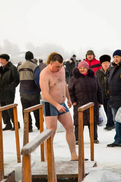 Petropavlovsk, Kazakistan - 19 Ocak 2018: vaftiz. Kışın buz delik insanlar yüzmek.