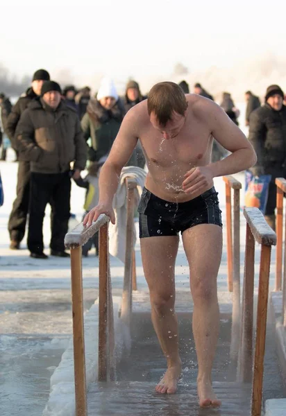 Petropavlovsk, Kazakistan - 19 Ocak 2018: vaftiz. Kışın buz delik insanlar yüzmek.