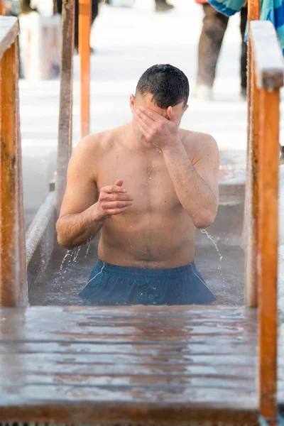 Petropavlovsk, Kazakistan - 19 Ocak 2018: vaftiz. Kışın buz delik insanlar yüzmek.