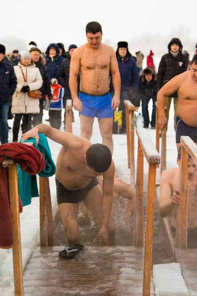 Petropavlovsk Kazakistan Ocak 2018 Vaftiz Kışın Buz Delik Insanlar Yüzmek — Stok fotoğraf