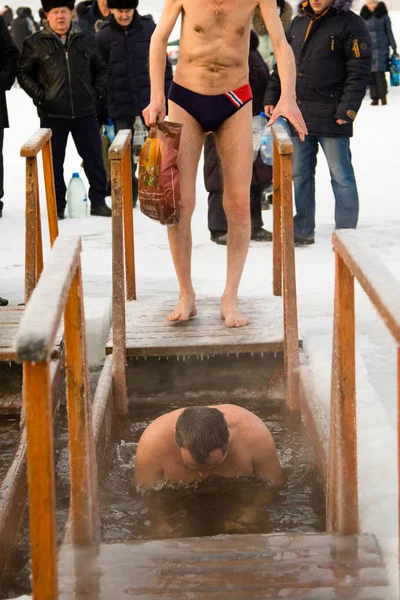 Petropavlovsk, Kazakistan - 19 Ocak 2018: vaftiz. Kışın buz delik insanlar yüzmek.