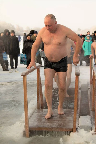 Petropavlovsk, Kazakistan - 19 Ocak 2018: vaftiz. Kışın buz delik insanlar yüzmek.