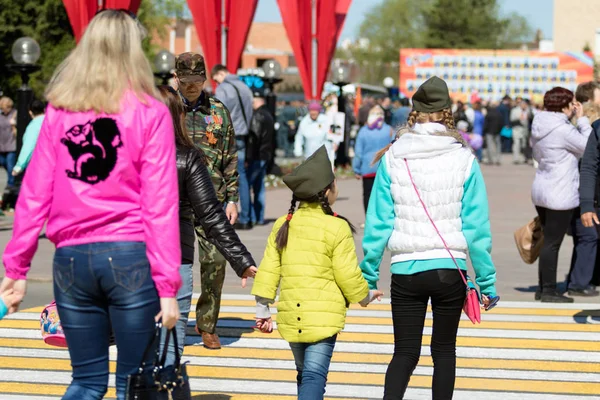 Petropavlovsk, Kazakistan - 9 Mayıs 2016: 9 Mayıs 2016 Petropavlovsk, Kazakistan'daki zafer günü. Ölü savaş anısına. Üyeler mutlu.