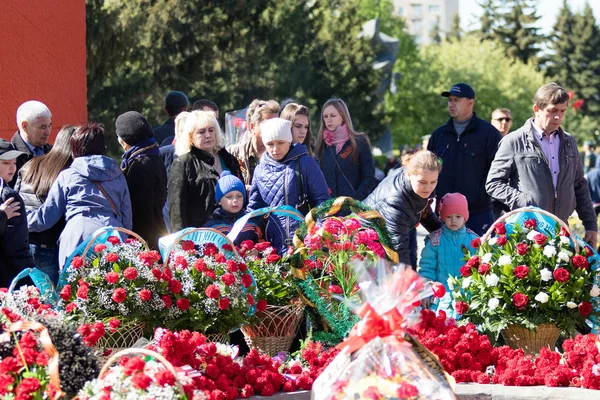 Petropavlovsk, Kazakistan - 9 Mayıs 2016: 9 Mayıs 2016 Petropavlovsk, Kazakistan'daki zafer günü. Ölü savaş anısına. Üyeler mutlu.