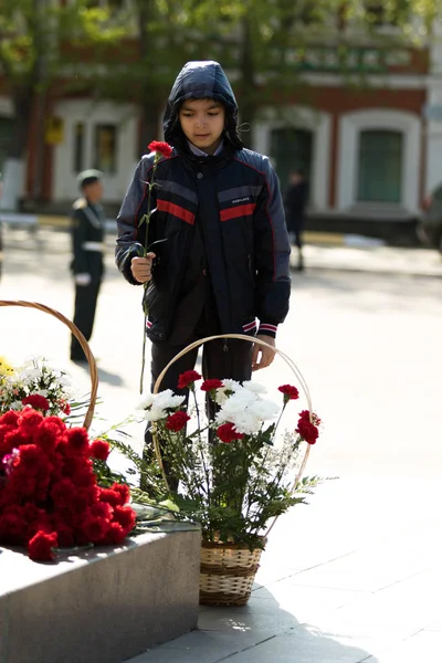 Petropavlovsk 7 Mayıs 2016: Resmi tatil. Defender'ı vatan günün Kazakistan'da 7 Mayıs kutladı. Asker ve askeri. Toplu kutlamalar insanlar.