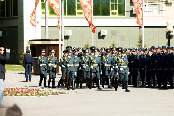 Petropavlovsk 7 Mayıs 2016: Resmi tatil. Defender'ı vatan günün Kazakistan'da 7 Mayıs kutladı. Asker ve askeri. Toplu kutlamalar insanlar.