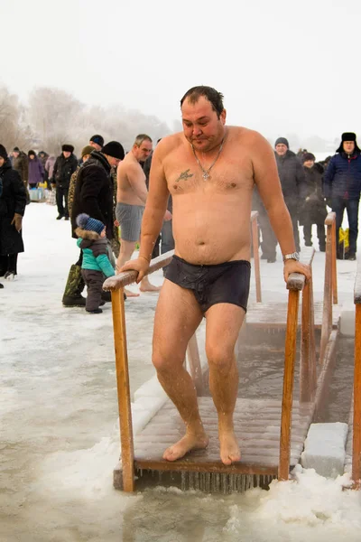 Petropavlovsk, Kazakistan - 19 Ocak 2018: vaftiz. Kışın buz delik insanlar yüzmek.